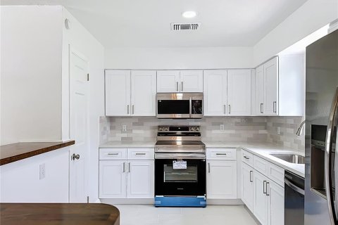 House in Brandon, Florida 3 bedrooms, 137.59 sq.m. № 2227512 - photo 23