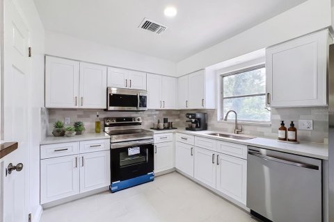 House in Brandon, Florida 3 bedrooms, 137.59 sq.m. № 2227512 - photo 24