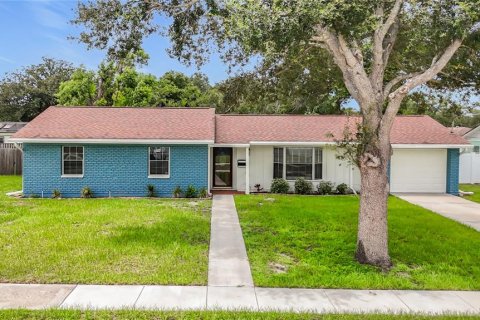 House in Brandon, Florida 3 bedrooms, 137.59 sq.m. № 2227512 - photo 2
