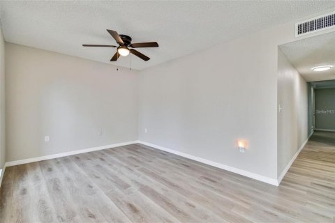 Condo in Tarpon Springs, Florida, 3 bedrooms  № 2167552 - photo 19