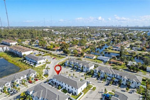Adosado en venta en Miami Gardens, Florida, 3 dormitorios, 131.83 m2 № 2029705 - foto 9