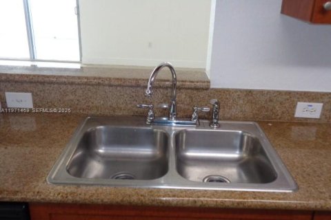 Condo in Miami, Florida, 1 bedroom  № 2042244 - photo 10