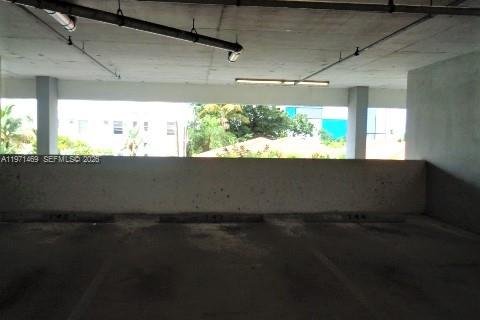 Condo in Miami, Florida, 1 bedroom  № 2042244 - photo 24