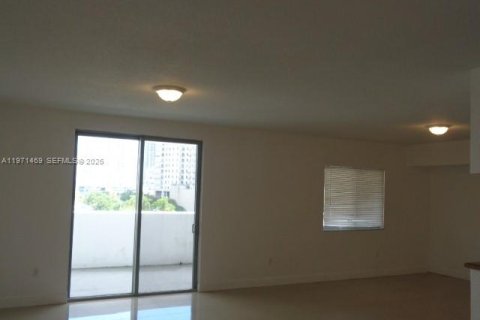 Condo in Miami, Florida, 1 bedroom  № 2042244 - photo 4