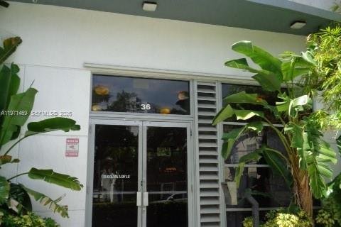 Condo in Miami, Florida, 1 bedroom  № 2042244 - photo 2