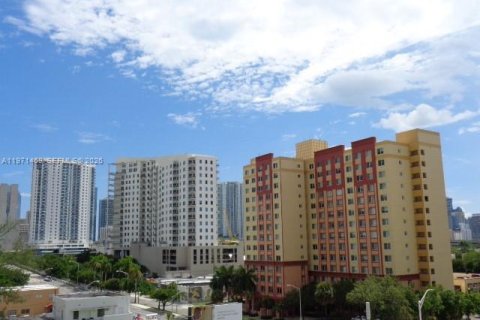 Condo in Miami, Florida, 1 bedroom  № 2042244 - photo 25
