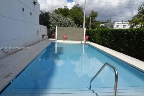 Condo in Miami, Florida, 1 bedroom  № 2042244 - photo 3