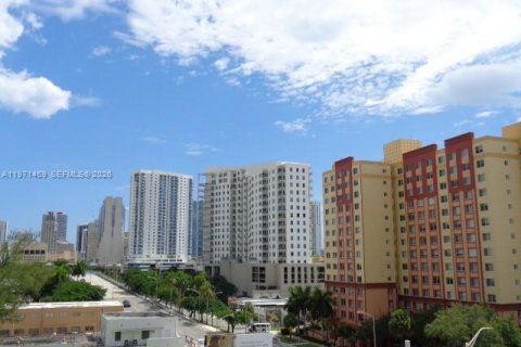 Condo in Miami, Florida, 1 bedroom  № 2042244 - photo 26