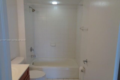 Condo in Miami, Florida, 1 bedroom  № 2042244 - photo 17