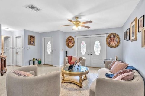 Villa ou maison à vendre à Pembroke Pines, Floride: 3 chambres, 173.08 m2 № 1930429 - photo 4