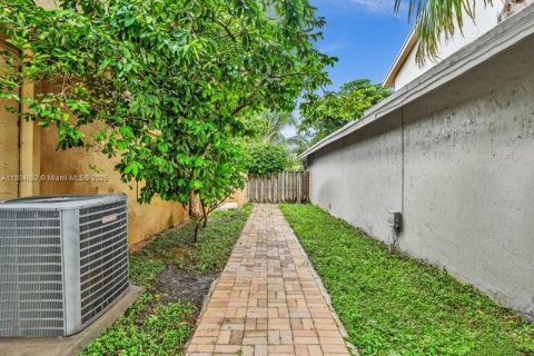 Villa ou maison à vendre à Pembroke Pines, Floride: 3 chambres, 173.08 m2 № 1930429 - photo 27