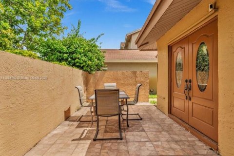 Villa ou maison à vendre à Pembroke Pines, Floride: 3 chambres, 173.08 m2 № 1930429 - photo 3