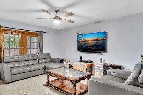 Villa ou maison à vendre à Pembroke Pines, Floride: 3 chambres, 173.08 m2 № 1930429 - photo 9