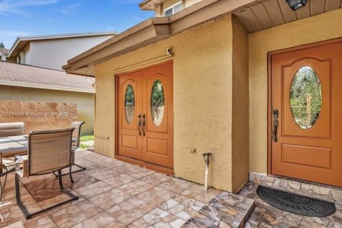 Villa ou maison à vendre à Pembroke Pines, Floride: 3 chambres, 173.08 m2 № 1930429 - photo 2