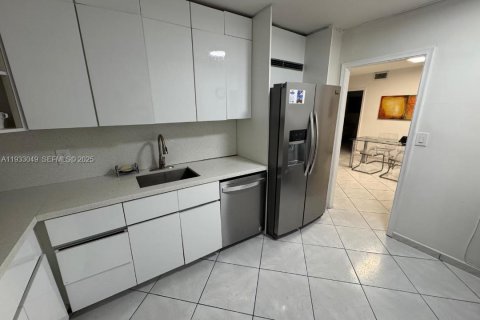 Condominio en alquiler en Miami Beach, Florida, 2 dormitorios, 126.53 m2 № 1991819 - foto 4