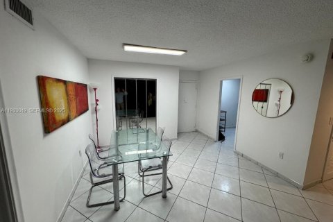 Condominio en alquiler en Miami Beach, Florida, 2 dormitorios, 126.53 m2 № 1991819 - foto 2