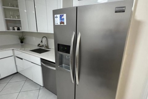 Condominio en alquiler en Miami Beach, Florida, 2 dormitorios, 126.53 m2 № 1991819 - foto 6