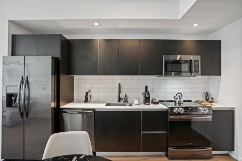 Condo in Miami, Florida, 1 bedroom  № 2046035 - photo 5