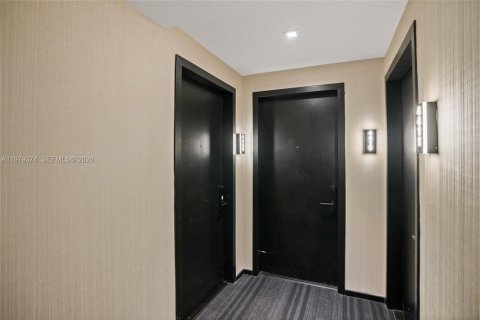 Condo in Miami, Florida, 1 bedroom  № 2046035 - photo 2