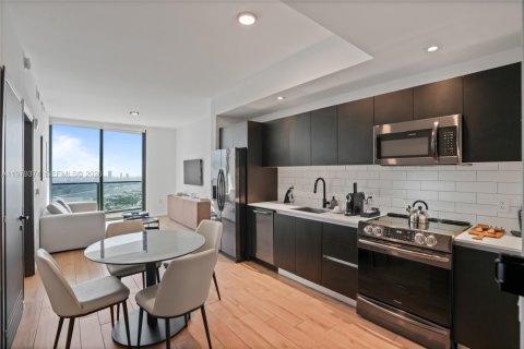 Condo in Miami, Florida, 1 bedroom  № 2046035 - photo 3