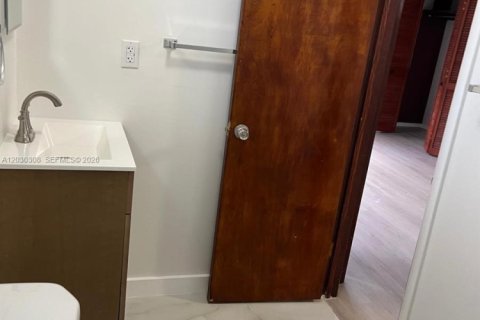 Apartamento en alquiler en Miami, Florida, 1 dormitorio, 63.17 m2 № 2077415 - foto 12
