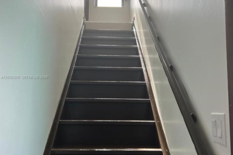 Apartamento en alquiler en Miami, Florida, 1 dormitorio, 63.17 m2 № 2077415 - foto 2