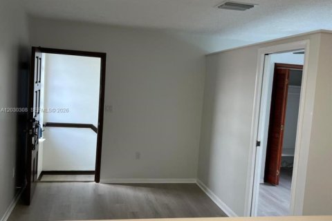 Apartamento en alquiler en Miami, Florida, 1 dormitorio, 63.17 m2 № 2077415 - foto 11