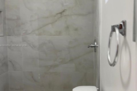 Apartamento en alquiler en Miami, Florida, 1 dormitorio, 63.17 m2 № 2077415 - foto 16