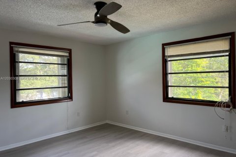 Apartamento en alquiler en Miami, Florida, 1 dormitorio, 63.17 m2 № 2077415 - foto 4
