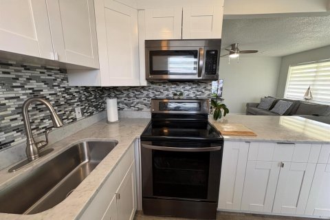 Condominio en West Palm Beach, Florida, 2 dormitorios № 2174347