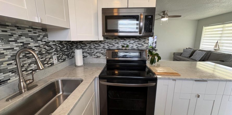 Condominio en West Palm Beach, Florida, 2 dormitorios  № 2174347