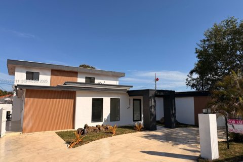 House in Miami, Florida 5 bedrooms, 278.89 sq.m. № 2031108