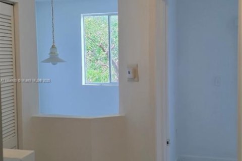 Снять в аренду таунхаус в Майами, Флорида 3 спальни, 144.83м2, № 1931378 - фото 12