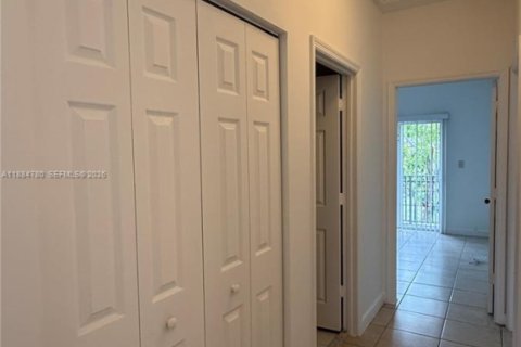 Снять в аренду таунхаус в Майами, Флорида 3 спальни, 144.83м2, № 1931378 - фото 26