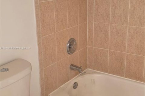 Снять в аренду таунхаус в Майами, Флорида 3 спальни, 144.83м2, № 1931378 - фото 8