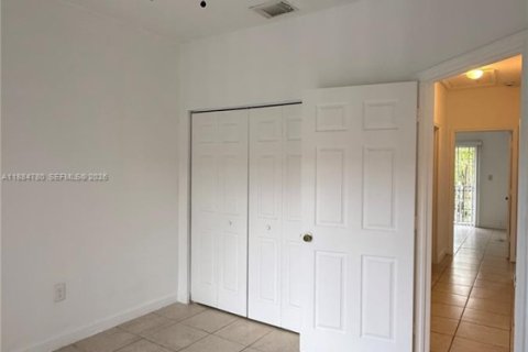 Снять в аренду таунхаус в Майами, Флорида 3 спальни, 144.83м2, № 1931378 - фото 28