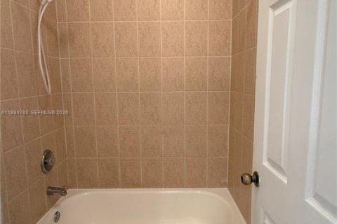 Снять в аренду таунхаус в Майами, Флорида 3 спальни, 144.83м2, № 1931378 - фото 16