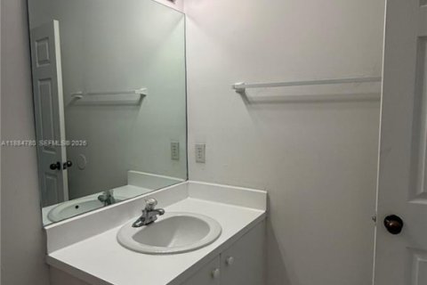 Снять в аренду таунхаус в Майами, Флорида 3 спальни, 144.83м2, № 1931378 - фото 24