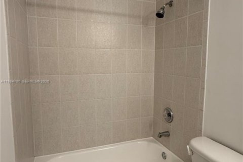 Снять в аренду таунхаус в Майами, Флорида 3 спальни, 144.83м2, № 1931378 - фото 25