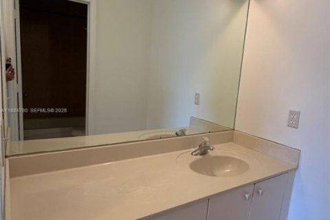 Снять в аренду таунхаус в Майами, Флорида 3 спальни, 144.83м2, № 1931378 - фото 17