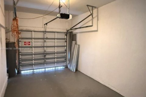 Снять в аренду таунхаус в Майами, Флорида 3 спальни, 144.83м2, № 1931378 - фото 29