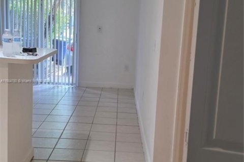 Снять в аренду таунхаус в Майами, Флорида 3 спальни, 144.83м2, № 1931378 - фото 6