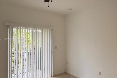 Снять в аренду таунхаус в Майами, Флорида 3 спальни, 144.83м2, № 1931378 - фото 21