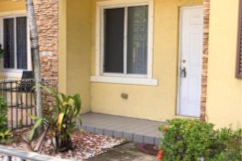 Снять в аренду таунхаус в Майами, Флорида 3 спальни, 144.83м2, № 1931378 - фото 1