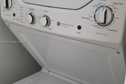 Снять в аренду таунхаус в Майами, Флорида 3 спальни, 144.83м2, № 1931378 - фото 7