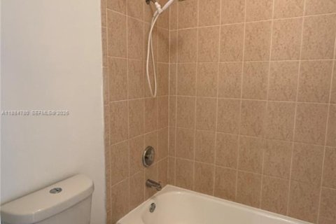 Снять в аренду таунхаус в Майами, Флорида 3 спальни, 144.83м2, № 1931378 - фото 15