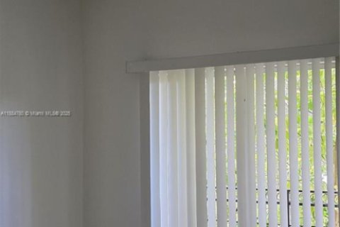 Снять в аренду таунхаус в Майами, Флорида 3 спальни, 144.83м2, № 1931378 - фото 3