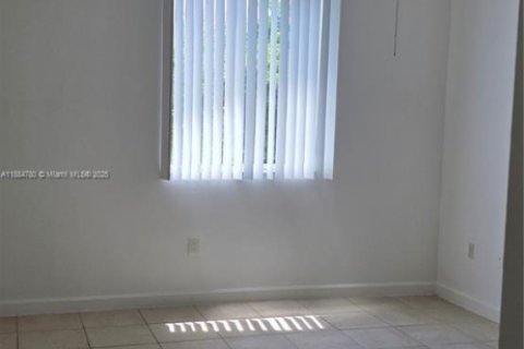 Снять в аренду таунхаус в Майами, Флорида 3 спальни, 144.83м2, № 1931378 - фото 2