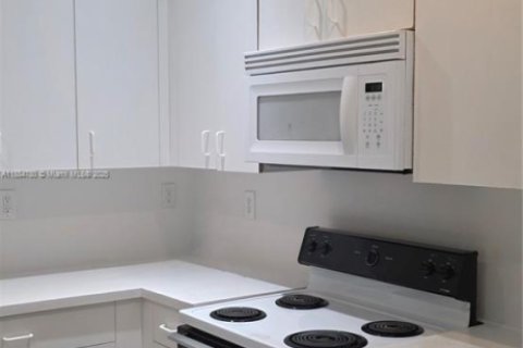 Снять в аренду таунхаус в Майами, Флорида 3 спальни, 144.83м2, № 1931378 - фото 4