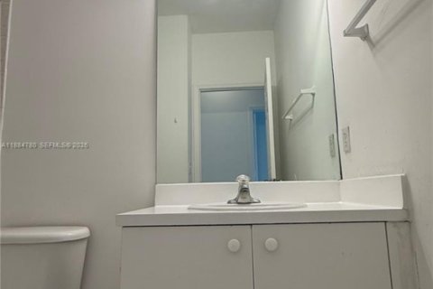 Снять в аренду таунхаус в Майами, Флорида 3 спальни, 144.83м2, № 1931378 - фото 23